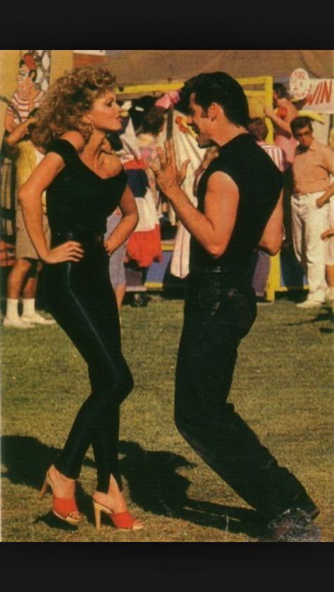 Love sandy's shoes! (Grease) Grease Film, Grease Movie, Photos Rares, Beau Film, Olivia Newton, Richard Gere, Olivia Newton John, John Travolta, Photo Vintage