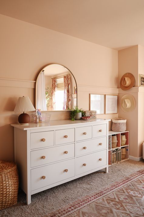 Benjamin Moore Raleigh Peach Peach Paint Colors, Peach Rooms, Peach Bedroom, Color Durazno, Cottage Core Room, Peach Paint, Peach Walls, Airy Room, Paint Colors Benjamin Moore