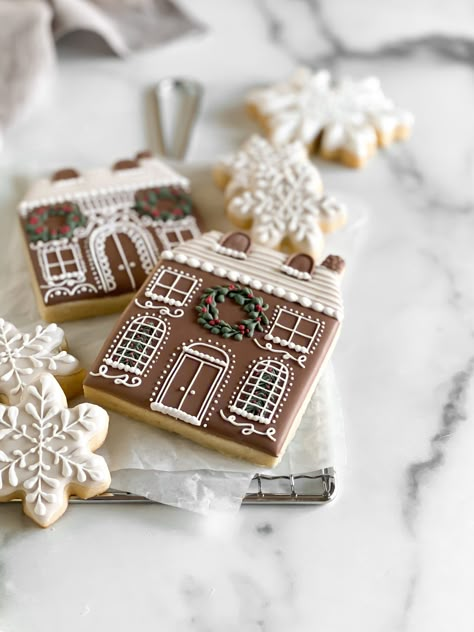 Make A Gingerbread House, Gingerbread House Cookies, Winter Cookie, Cookie House, Sugar Cookie Designs, Christmas Gingerbread House, Decorating Cookies, Fancy Cookies, Christmas Cookies Decorated