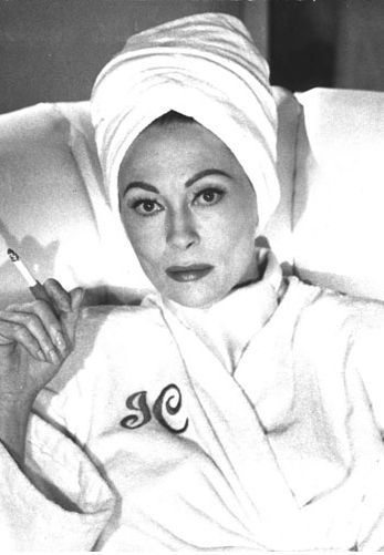 Faye Dunaway as Joan Crawford in Mommie Dearest Joan Crawford Mommy Dearest, Joan Crawford Children, No More Wire Hangers, Mommie Dearest, Anne Taintor, Faye Dunaway, Fierce Women, Mommy Dearest, Salon Suites