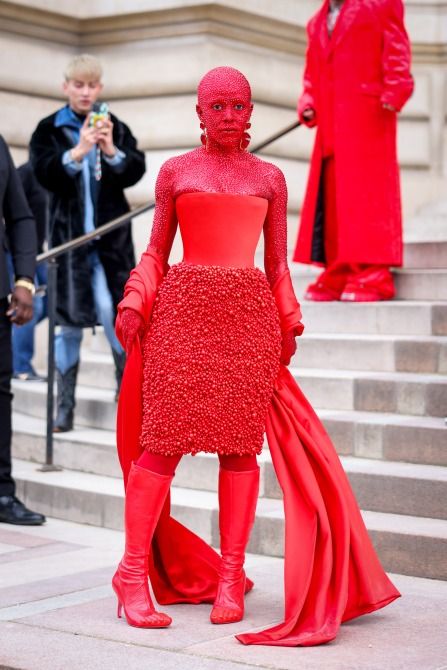 Doja Cat Red Crystals, Doja Cat Red Outfit, Doja Cat Fashion Week, Doja Cat Red, Doja Cat Fashion, Fashion Week Dress To Impress, Top Scary Movies, Red Dress Run, Dress Beach Outfit