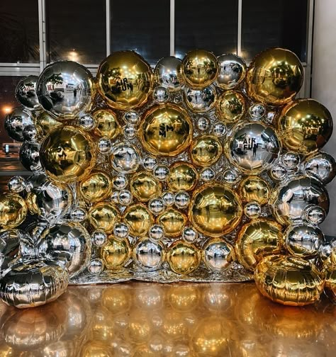 Silver And Gold Backdrop, Silver And Gold Decorations Party Ideas, Gold Theme Birthday, Nye Decorations, 18th Birthday Party Themes, Deco Ballon, Disco Party Decorations, Gatsby Themed Party, Prom Decor