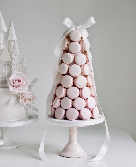 Macaron Tower Pink, French Macarons Aesthetic, Macaroon Tower, Pink Party Theme, Parisian Party, Macaron Tower, Baby Shower Souvenirs, Idee Babyshower, Easter Greetings Messages