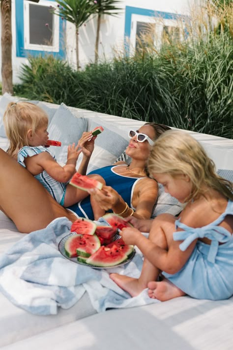 Picnic Season - Julia Berolzheimer Kobe Photos, Kids In Pool, Janessa Leone Hat, Preppy Kids Outfits, Hens Party Themes, Kids Picnic, Picnic Essentials, Family Pool, Picnic Baskets