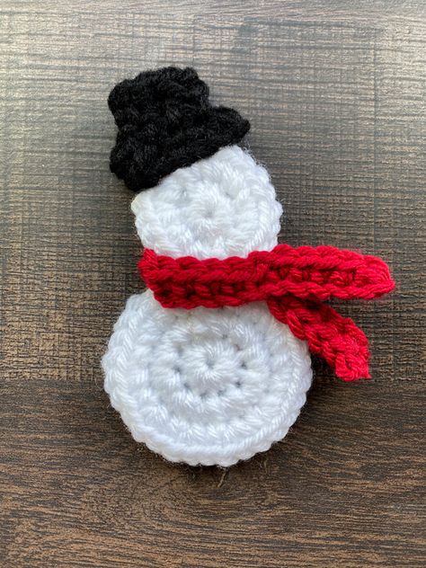 Crochet Applique Patterns Free Christmas, Crochet Christmas Gift Tags Free Pattern, Crochet Snowman Applique Free Pattern, Crochet Snowman Garland, Christmas Crochet Patterns Free Amigurumi Snowman, Crochet Snowman Applique, Easy Crochet Snowman, How To Crochet Christmas Ornaments, Easy Snowman Ornaments