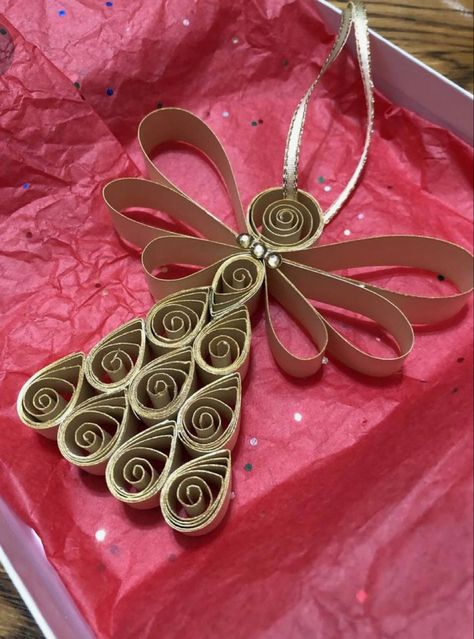 Paper Card Design, Gold Christmas Tree Topper, Diy Quilling Crafts, Paper Quilling For Beginners, Paper Angel, Paper Quilling Cards, Art Quilling, Paper Quilling Patterns, Quilling Christmas