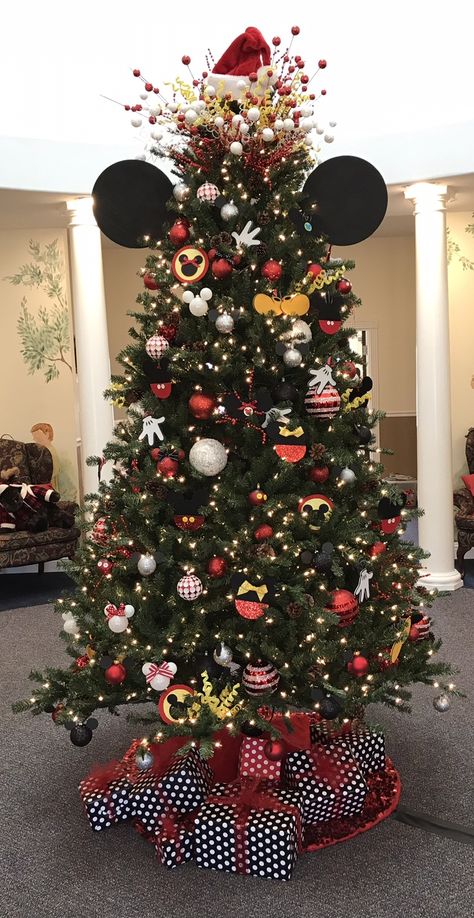 Christmas Decor Ideas Mickey Mouse, Mickey Mouse Christmas Tree Topper, Mickey Ears Christmas Tree, Mikey Mouse Christmas Decorations, Mickey Tree Topper, Nice Christmas Trees, Mickey And Friends Christmas Tree, Disney Characters Christmas Tree, Christmas Tree Ideas Mickey Mouse