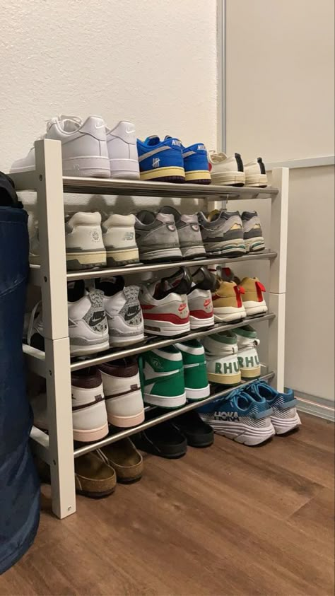 Show Rack Aesthetic, Cool Shoe Rack Ideas, Sneaker Shelf Ideas, Sneaker Rack Ideas, Shoe Shelf Aesthetic, Mens Shoe Rack, Sneaker Organization Ideas, Small Shoe Collection, Shoe Rack Ideas Bedroom