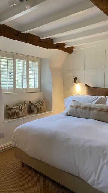 Luxury Cottage Bedroom, Cottage House Bedroom, Cotswolds Interior, Cotswold Company, British Cottage Bedroom, Cornish Cottage Interior, Cotswold Interior, Country Cottage Interiors Bedroom, Cotswold Bedroom