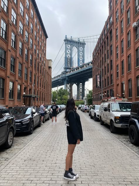 Brooklyn Picture Ideas, Travel Inspo Pictures, Dumbo Nyc Photo Ideas, Ny Photo Ideas, Aesthetic Nyc Pics, Brooklyn Pictures, New York Poses Photo Ideas, Brooklyn Bridge Aesthetic, Brooklyn Bridge Picture Ideas