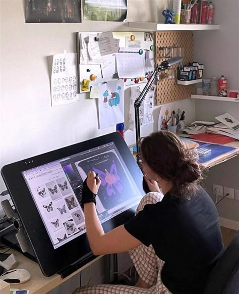 Give yourself space to create. #WacomWorkspace by @alice.is.drawing ✌️ Click the link to shop Wacom Cintiq Pro! #wacom #workspacewednesday #desk #deskgoals #homeoffice #artist #illustration Studio Seni, Apartment Layout Studio, Divider Studio Apartment, Artist Desk, Apartment Ideas Aesthetic, Apartment Ideas For Men, Artist Workspace, Modern Barndominium, Aesthetic Studio