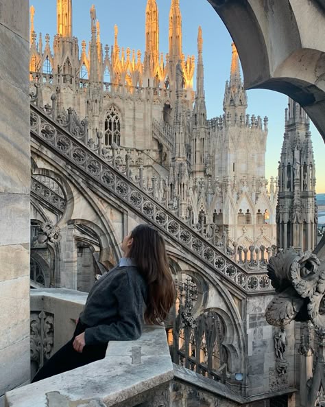 Girl standing at top of Duomo in Milan. She has long brown hair. She is wearing a grey sweater, blue shirt and black trousers. Duomo Rooftop Milan, Milan Pics Ideas, Life In Milan, Milan Summer Aesthetic, Italy Aesthetic Milan, Milano Italy Aesthetic, Italy Trip Aesthetic, Milan Aesthetic Girl, Milan Photo Ideas