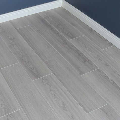 Laminate Wood Flooring Gray, Grey Wood Like Tile Floors, Wood Flooring Ideas Grey, Grey Parket Floor, Grey Tile Wood Flooring, Tiles Floor For Bedroom, Tiles For Bedroom Floor Ideas, Light Gray Floor Bedroom Ideas, Grey Wood Look Tile Floor