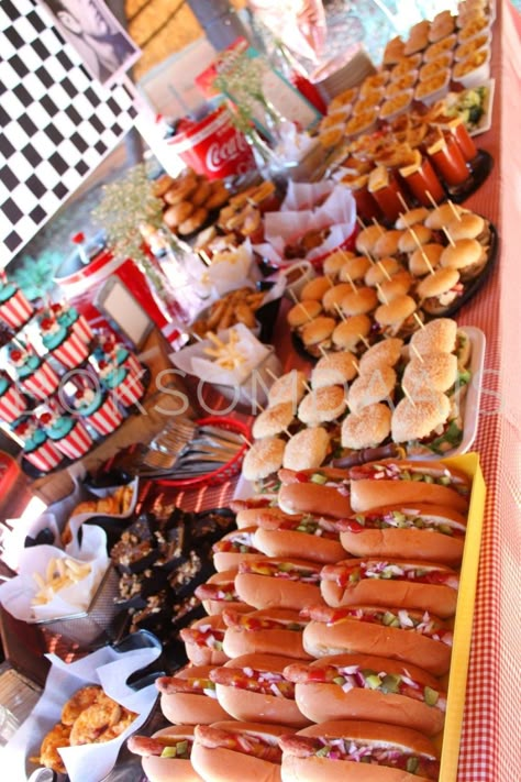 Birthday Ideas Food Table, American Food Party Ideas, American Diner Party Theme, Carnival Party Food Table, Carnival Food For Birthday Party, Retro Bbq Party, 40th Party Food Ideas, Food Party Ideas Buffet, 21st Food Ideas