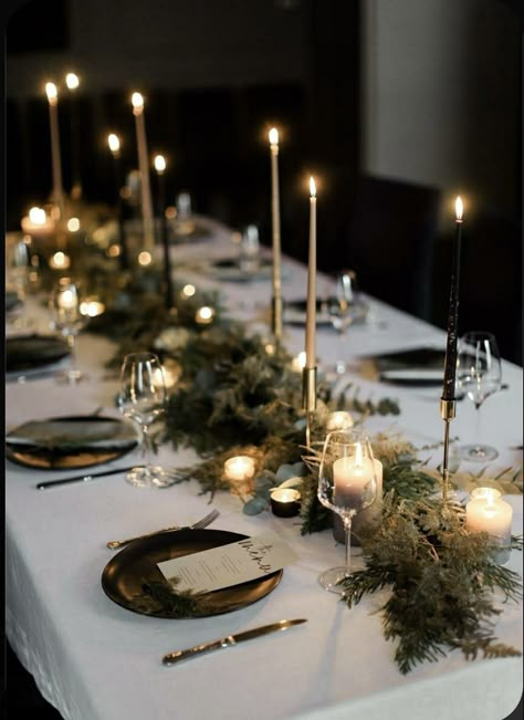 Elegant Xmas Decor, Nye Table Setting, New Year Table Setting Ideas, Elegant Christmas Table Decor, Xmas Table Settings, Christmas Dinner Table Settings, Tafel Decor, Christmas Dining Table, Holiday Dinner Party