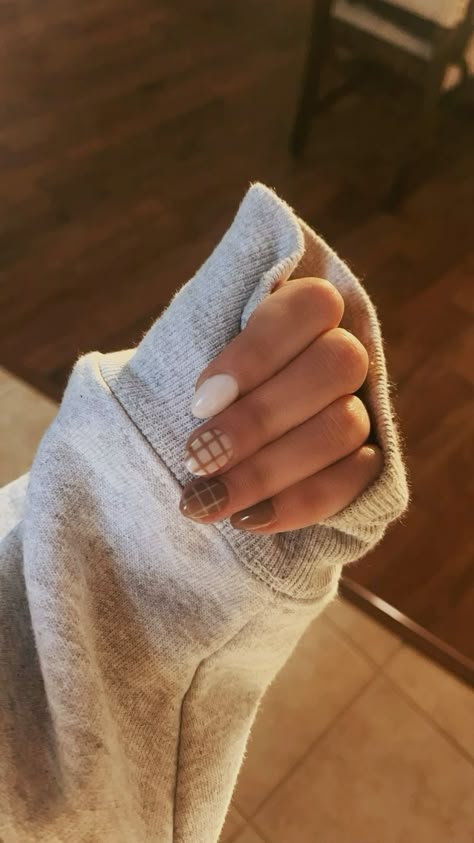 Simple Short Gel Nails Fall, 1 Design Nails, Thanksgiving Nails Design Fall Short, Cute Fall Themed Nails, Cute Basic Fall Nails, Natural Fall Nails Short, Easy Nail Designs For Fall, Thanksgiving Nails Simple Short, At Home Fall Nails