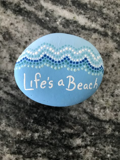 Rock Painting Ideas Beach Theme, Summer Rock Painting Ideas Aesthetic, Painting Shells Ideas Easy, Beachy Things To Paint, Preppy Rock Painting Ideas, Preppy Rock Painting, Seashell Painting Ideas Easy, Beach Rock Painting Ideas, Easy Rock Painting Ideas For Beginners