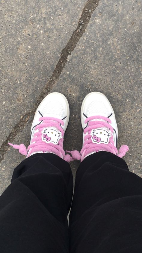 hello kitty shoes Bershka Shoes, Hello Kitty Face, Hello Kitty Shoes, Accessory Inspo, Skate Sneakers, Hello Kitty Items, Black Accents, Vans Old Skool, Ring Bracelet