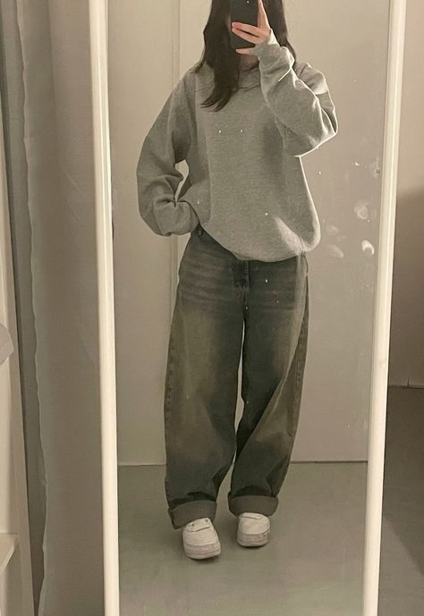 Baggy Hoodie Outfit Aesthetic, How To Style Baggy Hoodie, Baggy Hoodie And Jeans, Sweatshirts And Jeans Outfit, Women’s Baggy Aesthetic, Oversized Baggy Jeans Outfit, Minimalist Baggy Outfits, Black Crewneck Outfit Aesthetic, Baggy Jeans With Sweater