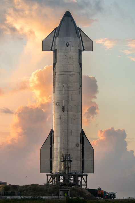 Space X Starship, Spacecraft Aesthetic, Rocketship Aesthetic, Rocket Concept Art, Starship Wallpaper, Space X Rocket, Cosmic Perspective, Rocket Photo, Space Perspective