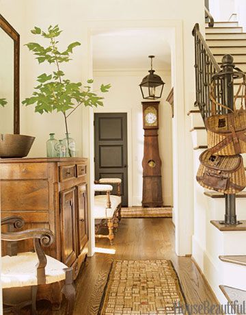 All the antique American hooked rugs in this house designed by Barbara Westbrook, including those in this entryway, are from Rubs by Robinson. Painting Interior Doors Black, White Foyer, Painted Interior Doors, Black Interior Doors, Rustic Entryway, Entry Ways, Foyer Decorating, Cottage Living, Colonial House