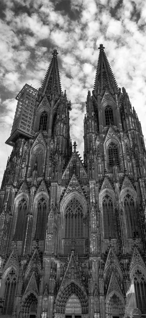 Cologne Cathedral Wallpaper, Iphone Wallpaper Dark Aesthetic, Dark Wallpapers Aesthetic Iphone, Gothic Wallpaper Aesthetic, Cathedral Wallpaper, Black And White Iphone Wallpaper, Castle Black And White, White Iphone Wallpaper, Goth Architecture