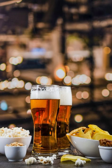 International beer day background. Download it at freepik.com! #Freepik #photo #food #party #card #sport Draft Beer Photography, Beer And Food Photography, Pub Food Photography, Sports Bar Food, Beer Image, Pub Photography, Pizza Type Recipes, Beer And Snacks, Beer Aesthetic