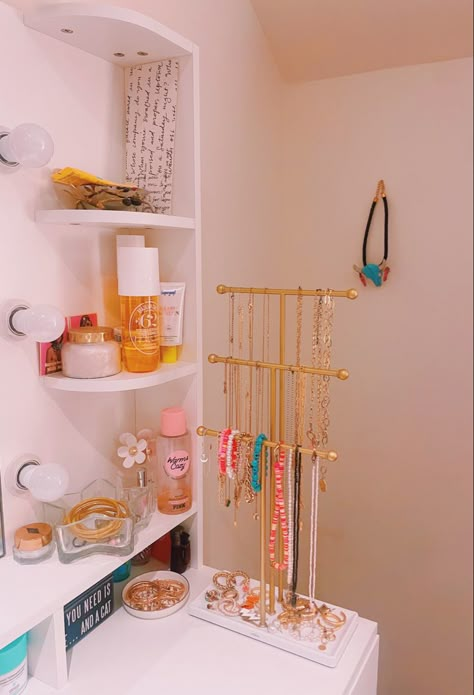 Preppy Bedroom Vanity, Preppy Room Accessories, Preppy Bedroom Dresser, Beachy College Dorm Room Ideas, Dorm Room Mirror Ideas, Preppy Room Decor Vanity, Vanity Ideas Bedroom Preppy, Light Preppy Room, Preppy Shelf Ideas