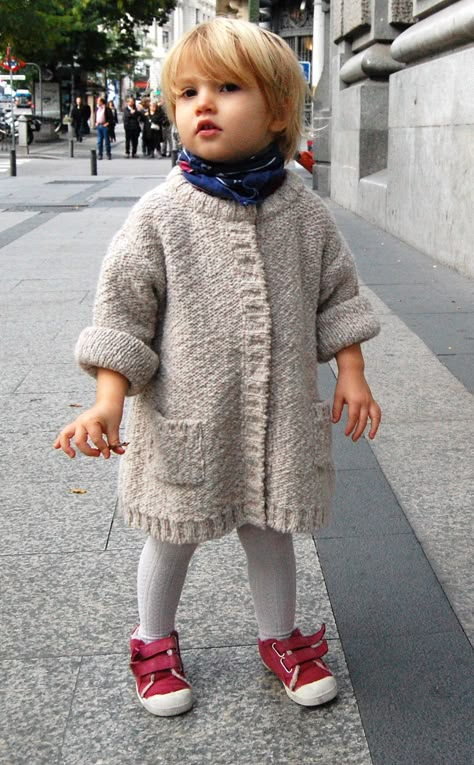 basis gewoon gileeke gebruiken en werken met drukknopen aan de binnenkant Kids Knitting Patterns, Haken Baby, Kids Style, Baby Cardigan, Knitting For Kids, Stylish Kids, Baby Sweaters, Knitting Inspiration, Baby Knitting Patterns