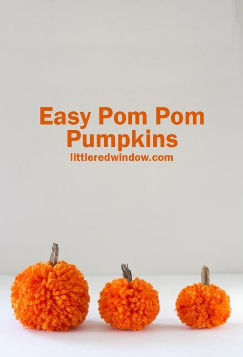 Pumpkin Pom Pom Garland, Pom Pom Pumpkins Craft, Diy Pumpkin Pom Poms, Pompom Pumpkins Diy, Wool Halloween Decorations, Autumn Yarn Crafts, Diy Yarn Halloween Decorations, Fall Pom Pom Crafts, Halloween Crafts With Yarn