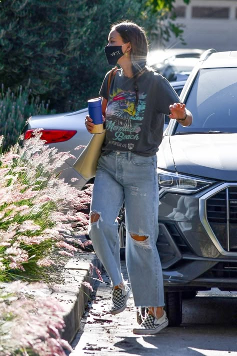 Olivia Wilde Street Style 2022, Vans Slip On Outfit Women Street Styles, Summer Outfits Vans, Vans Slip On Outfit Women, Vans Women Outfit, Outfits With Vans Slip Ons, Slip On Vans Outfit, Vans Outfit Womens, Vans Slip On Outfit