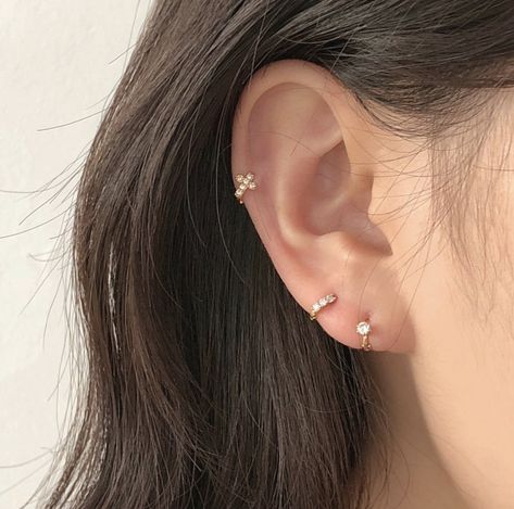 Beautiful Ear Piercings, Minimalistic Piercings, Piercing Ideas Minimalist, Pearcing Ear Earrings, Ear Pearcing Ideas, Ear Piercings Styles, Ear Piercing Ideas Minimalist, Two Piercings Ear Ideas, 3 Piercing Ear Ideas