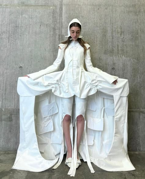 Central Saint Martins Resets BA Student Show – WWD Csm Fashion Portfolio, Csm Portfolio, Fashion Styling Portfolio, Modular Clothing, Harris Reed, Experimental Fashion, Fashion Communication, Show Design, Fashion Knitwear