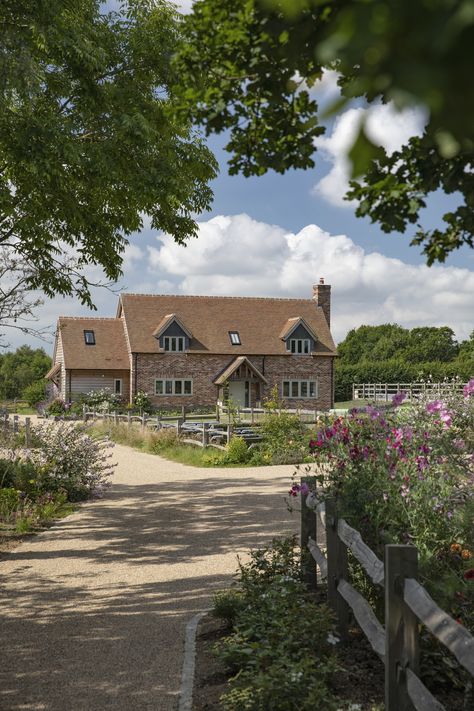 Country Cottage Outside, Houses In Countryside, Cute Countryside House, English Houses Country, Country Home Designs Exterior, Farmhouse Uk Exterior, Beautiful Country House, Uk Modern Farmhouse, House Exterior Countryside