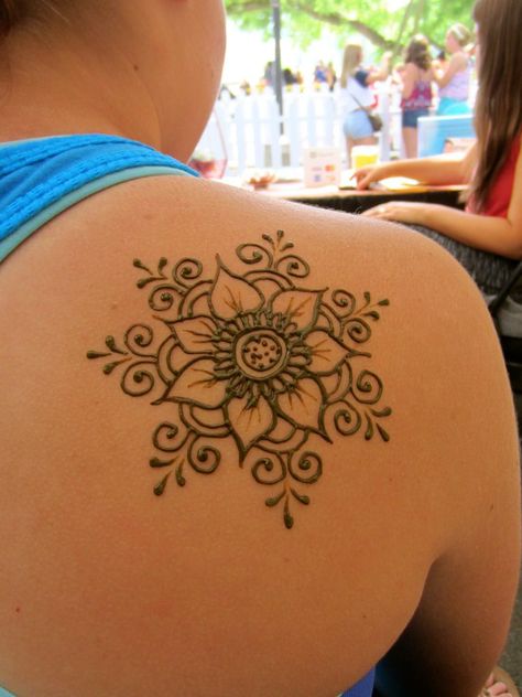 #tattoo, #tattoos, #inked, #tattooart, #tattooedwomen, #tattooedguys, #tattooinspiration, #tattooideas, #tattooworldwide, #tattoosociety, #InkLaughs, and #TattooFails​ Cool Henna, Henna Hand Designs, Small Henna Tattoos, Small Henna Designs, Henna Tattoo Ideas, Henne Tattoo, Henna Tattoo Design, Cute Henna Designs, Cute Henna Tattoos