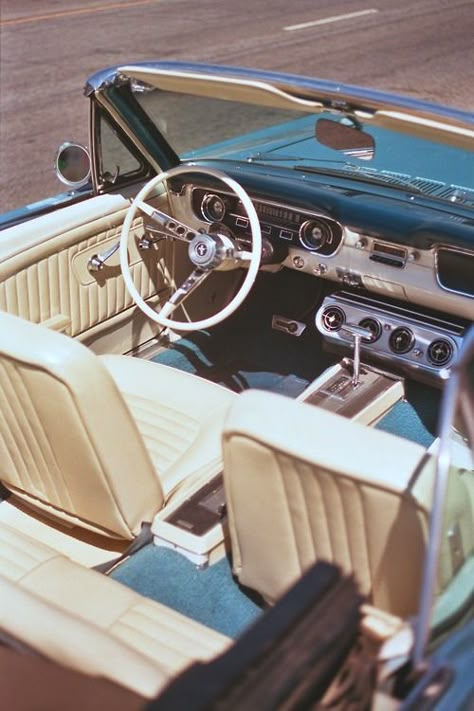 1965 Mustang Convertible, Mustang Interior, Vintage Auto's, Filmy Vintage, Vintage Mustang, Vintage Jeep, 1965 Mustang, Old Vintage Cars, Auto Retro