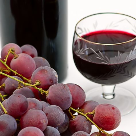 Grape Wine Recipe, Making Wine From Grapes, Growing Wine Grapes, Homemade Wine Recipes, Make Your Own Wine, Wine Recipe, Grape Wine, Grape Recipes, Pinot Noir Wine