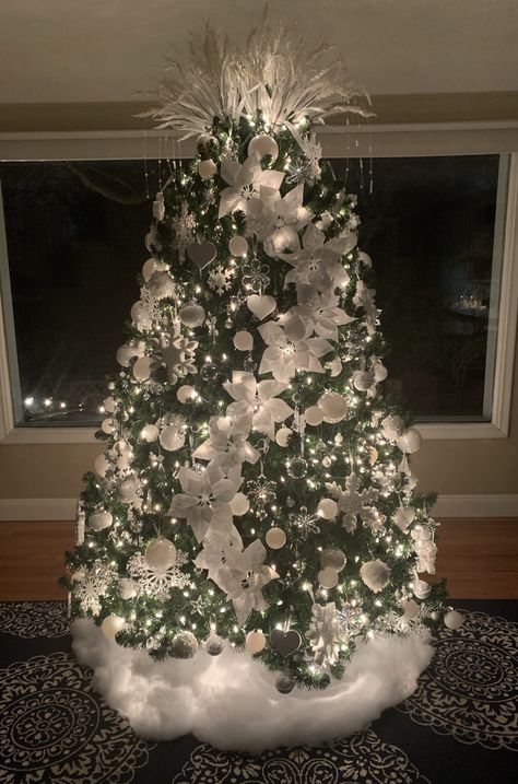 Christmas Decor White And Silver, White Decor For Christmas Tree, Christmas Tree With Snow Ideas, Christree Tree Decorations Ideas, Ideas For Decorating Under The Christmas Tree, White And Silver Xmas Tree, White And Silver Tree Decorations, Cute White Christmas Tree Ideas, Cool White Vs Warm White Lights Christmas Tree