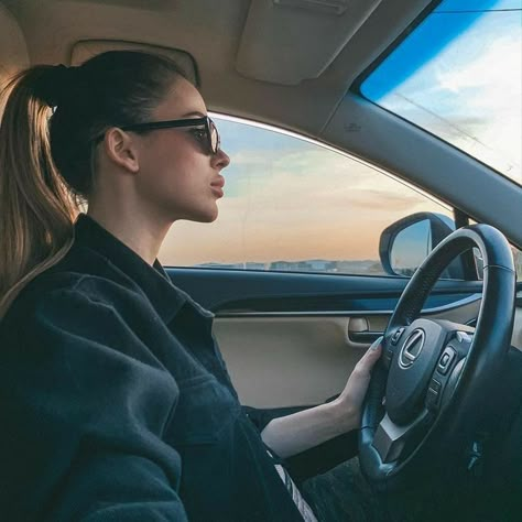 Girls Driving, Luxury Lifestyle Women, Rich Girl Lifestyle, Rich Lifestyle, Luxury Lifestyle Dreams, Clipuri Video, Future Lifestyle, Successful Women, Dream Lifestyle