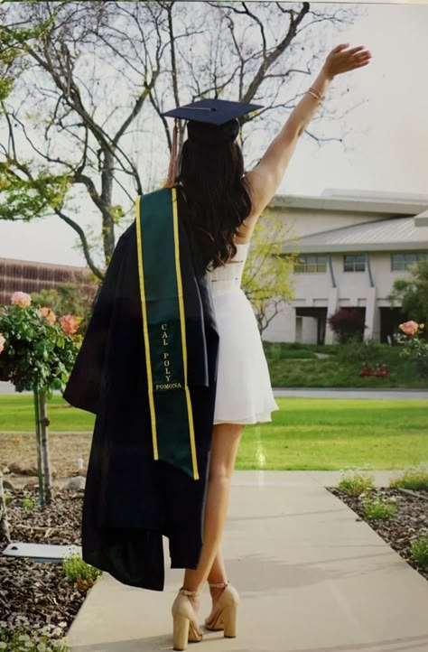 Picture Ideas For Graduation, Scientist Graduation Pictures, Aesthetic Graduation Photos, Anna Pictures, Fun Graduation Pictures, College Photoshoot, Nursing School Graduation Pictures, Graduation Inspiration, College Grad Pictures