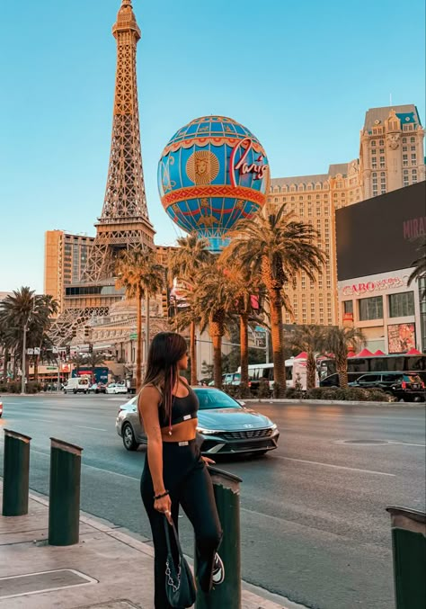 Vegas Photo Spots, Vegas Senior Pictures, Las Vegas Photoshoot Ideas, Las Vegas Poses, Vegas Photoshoot Ideas, Las Vegas Sign Picture Ideas, Vegas Inspo Pics, Las Vegas Aesthetic Outfit, Vegas Poses