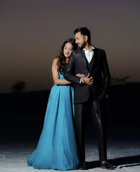 Couple Poses Western Dress, Pre Wedding Poses Night, Long Saree Couple Photoshoot, Reception Couple Shoot, New Couple Poses, Sangeet Poses, Reception Couple Poses, Reception Stills, Pre Wedding Couple Poses