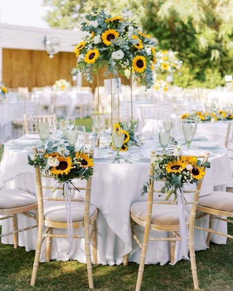 September Sunflower Wedding, Wedding Sunflowers Theme, Wedding Decorations With Sunflowers, Sunflower Wedding Reception Ideas, Sunflower Theme Wedding Ideas, Sunflower Wedding Theme Decorations, Sunflowers At Wedding, Wedding Sunflower Decorations, Wedding Decorations Sunflowers