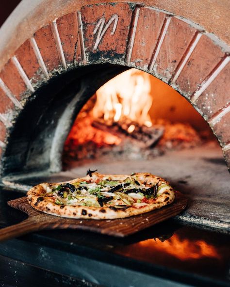 Three Forks Bakery & Brewery Wood fired pizza, Nevada City's farm to fork restaurant in downtown. Photo by Angela Nunnink Photography Pizza Oven Restaurant, Italian Food Photography, Rustic Pizza, Pizza Photo, Pizza Branding, Pizza Style, Four A Pizza, Pizza Logo, Pizza Bar