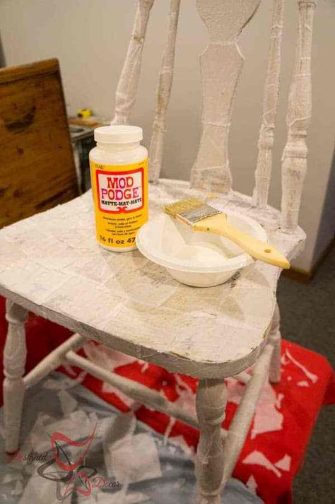 Decoupage With Tissue Paper, Tissue Paper Decoupage, Paper Chair, Decoupage Chair, Mod Podge Projects, Diy Mod Podge, Vanity Makeover, Decoupage Wood, Napkins For Decoupage