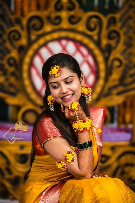 Bride Mangala Snanam Stills, Haldi Stills For Women, Haldi Poses Gril, Haldhi Stills Bride Groom, Girl Haldi Ceremony, Haldi Ceremony Outfit Girl, Haldi Bridal Poses, Haldi Dulhan Pose, Haladi Shastra Photoshoot