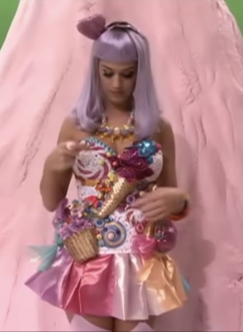 2010 Katy Perry, Katy Perry Cupcake Costume, Katy Perry Candy Costume, California Gurls Katy Aesthetic, Katy Perry Iconic Outfits, Katie Perry Costume, Candy Outfit Aesthetic, Candy Princess Costume, Camp Aesthetic Fashion