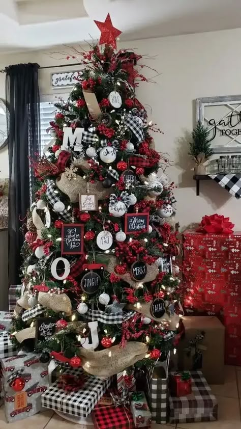 45+ Creative Christmas Tree Themes & Ideas for 2024 - HubPages Buffalo Check Christmas Decor, Black Christmas Decorations, Christmas Tree Decorations Ribbon, Buffalo Plaid Christmas Decor, Buffalo Plaid Christmas Tree, Plaid Christmas Decor, Christmas Tree Decorating Themes, Farmhouse Christmas Tree, Creative Christmas Trees