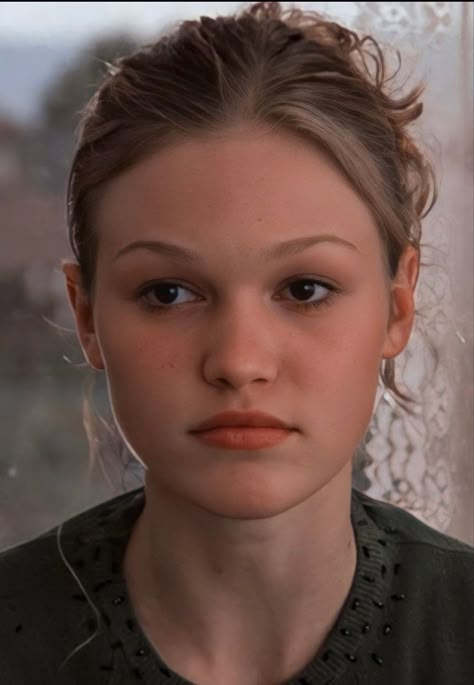 Kat Stratford Drawing, Young Julia Stiles, Kat Stratford Makeup, 90s Actors Women, Celebrity Crush Woman, Julia Stiles 90s, Julie Stiles, Julia Stiles Hair, Julia Styles