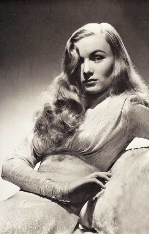 Veronica Lake Gallery - Classic Hollywood Central Veronica Lake Hair, Female Divine, Lake Hair, Debra Paget, 1940s Hollywood, Lake Hair Styles, Deep Side Part, Fashion Photography Art, Human Personality